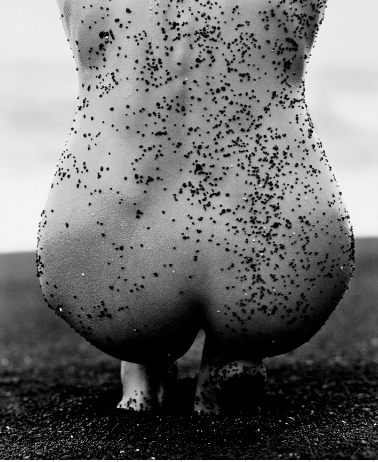 “FEMALE NUDE WITH BLACK SAND, HAWAII, 1989”